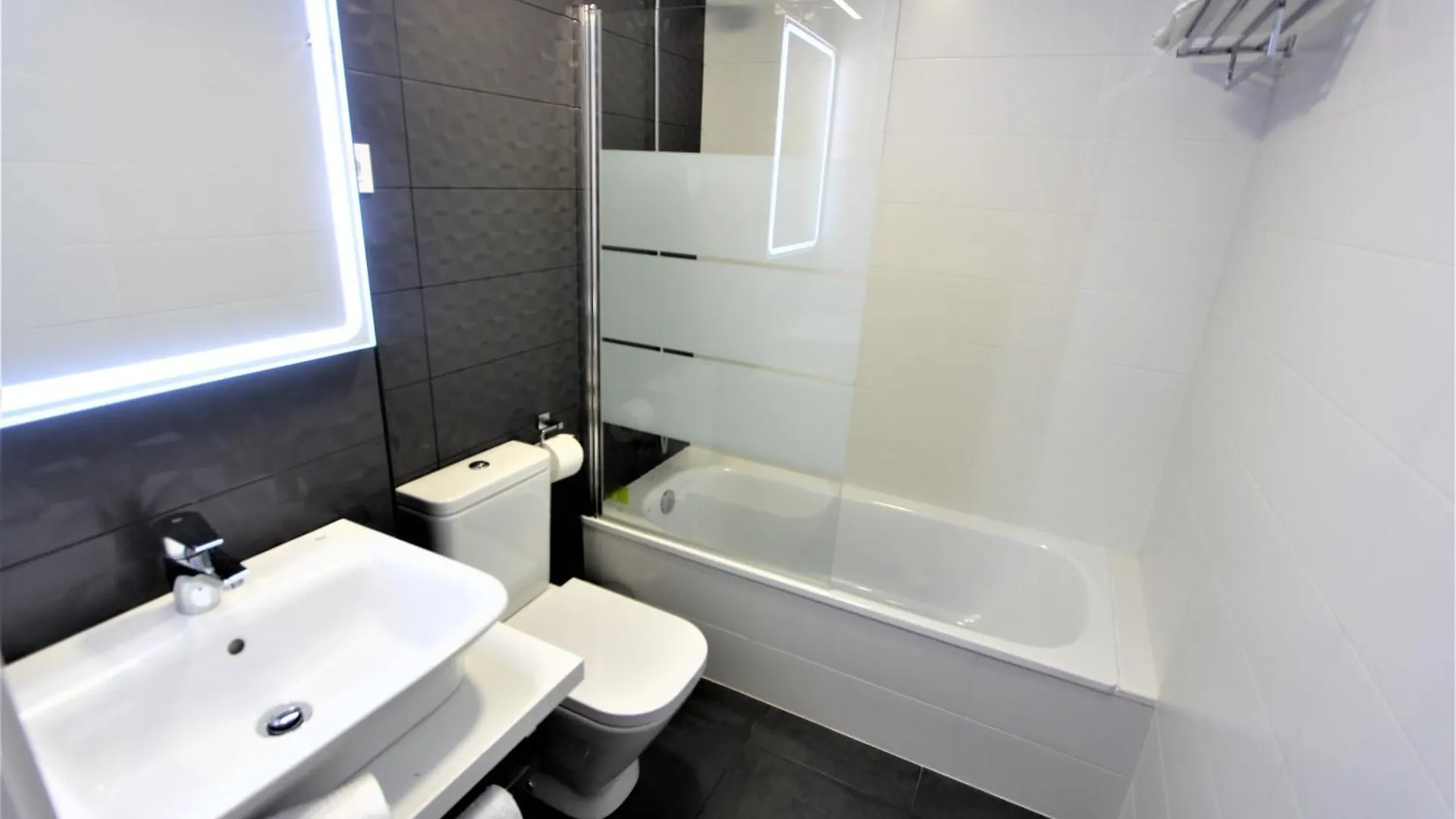 Apartment Los Alamos Playa, Piscina, Parking Y Padel Torremolinos Spain