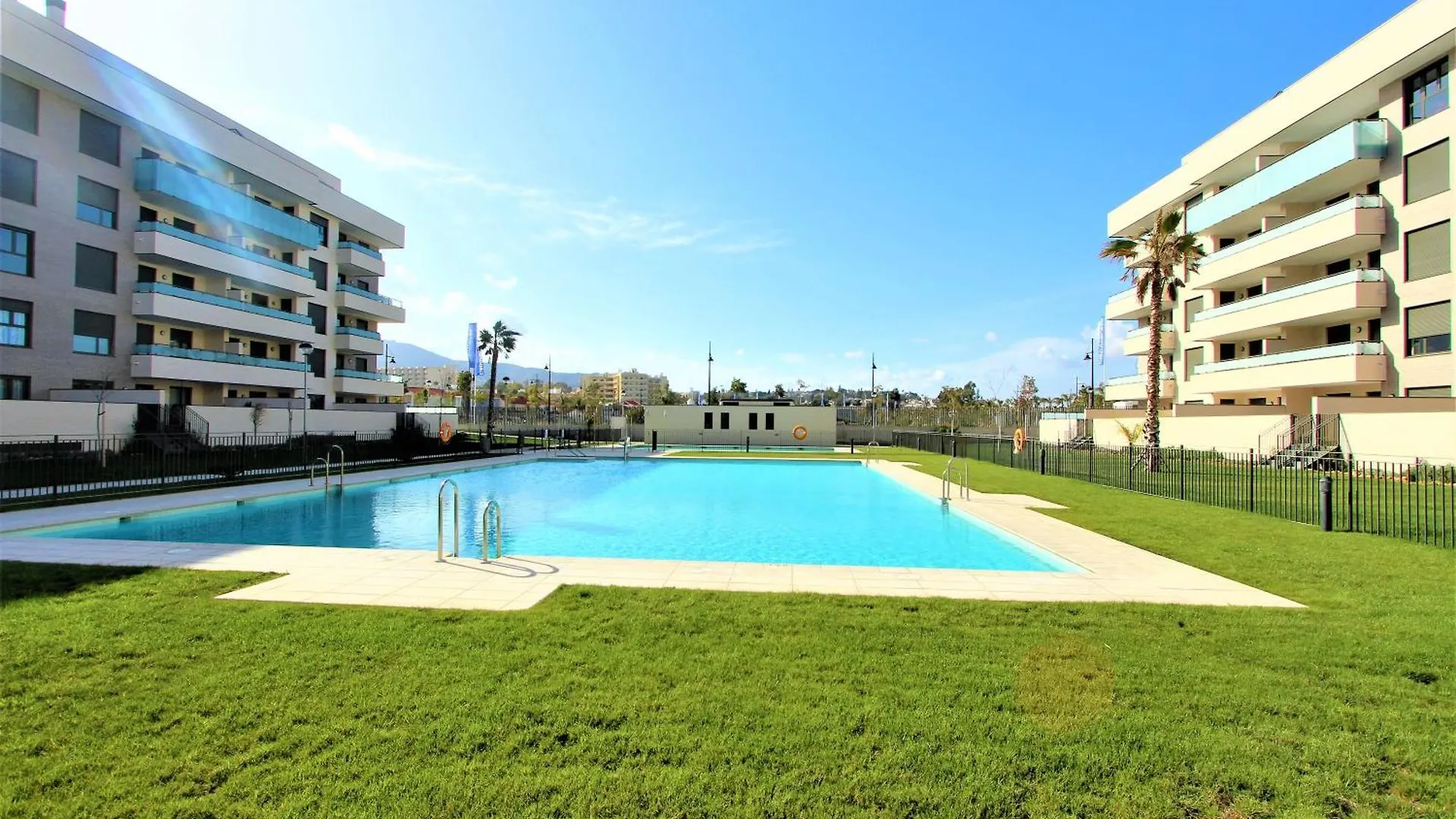 Los Alamos Playa, Piscina, Parking Y Padel Torremolinos